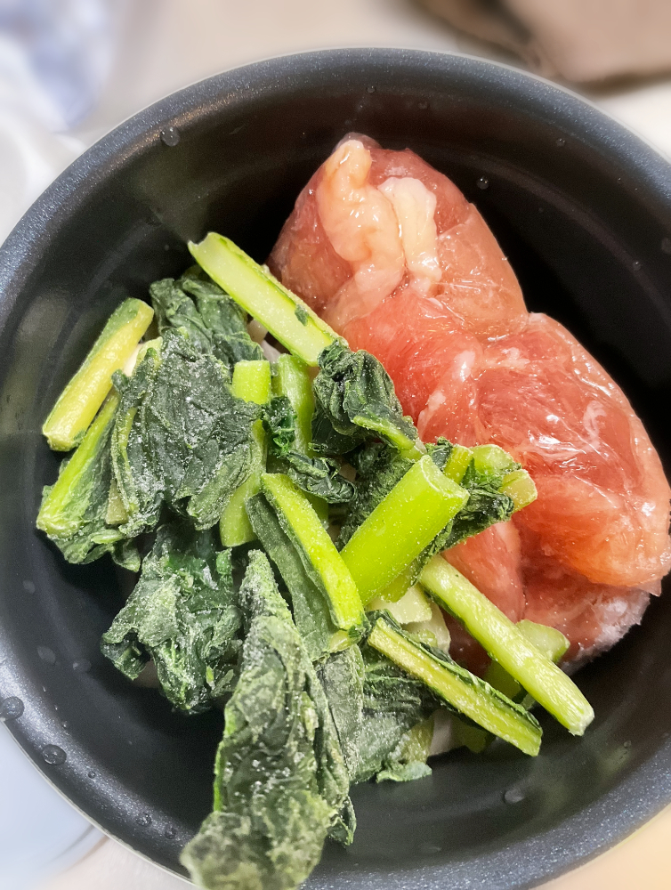 冷凍カット野菜と鶏肉を炊飯器に入れた写真